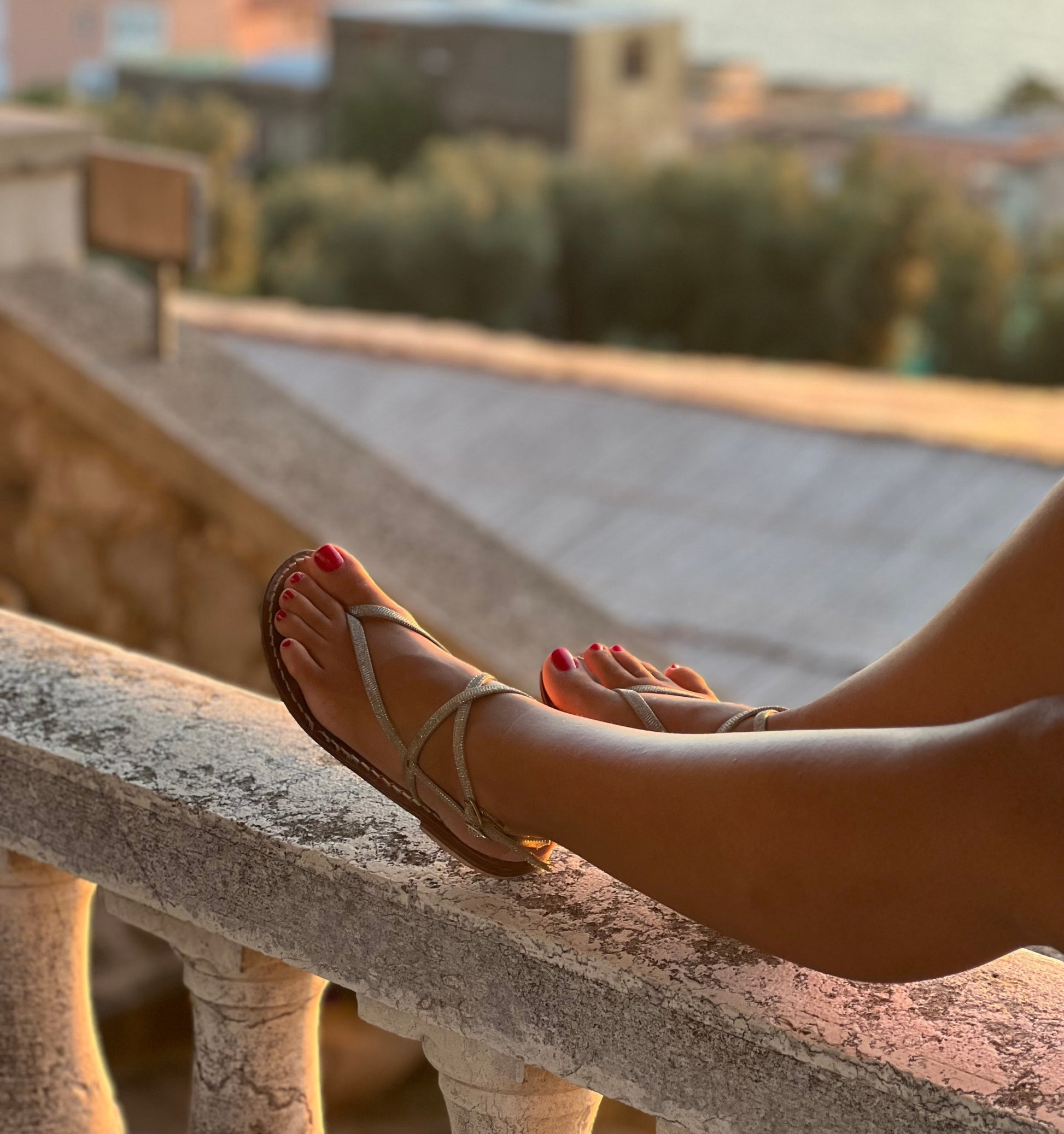 Amalafi Sandal "Dolce" | Color Gold | Italian Leather Sandal | Handmade in Italy | The breathable insole, made of real leather, ensures maximum comfort for your feet, while the hand-stitched Italian leather uppers of first choice provide strength and durability. The sparkling details on the upper sole add a touch of elegance and style to the sandal